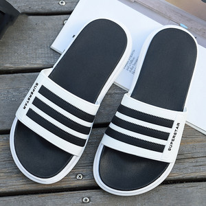 Sandalias Tipo Pantuflas de <span class=keywords><strong>PVC</strong></span> Negras para Hombre Personalizadas OEM para Verano y Playa al Aire Libre - Product Image 2