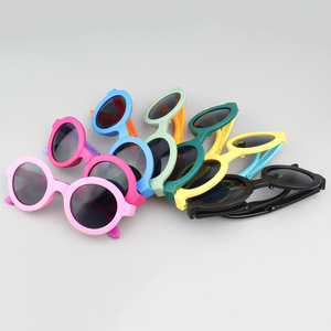 Lunettes de soleil pliantes protégées contre les UV pour enfants Style de personnalité bleu noir rouge avec cadre en plastique extérieur - Product Image 3