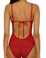 Fabricant de bikinis sur mesure : Bikini durable rouge en dentelle crochetée, décolleté en V profond, bretelles ajustables, dos ouvert à nouer, taille haute cintrée