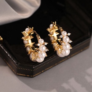 Boucles d'oreilles clous de luxe haut de gamme de style européen et américain avec perle, fermoir à boucle, style froid pour mondaines - Design personnalisé, vente en gros - Product Image 4