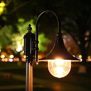 Lampadaire de jardin extérieur en fer avec abat-jour en verre LED, lumière blanc chaud 2700K, IP65, ampoule A19 non amovible, AC 220V, détecteur de mouvement solaire - Product Image 2