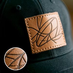 Parches <span class=keywords><strong>de</strong></span> cuero <span class=keywords><strong>de</strong></span> PU personalizados para ropa Logotipo <span class=keywords><strong>de</strong></span> costura en relieve Etiqueta Forma <span class=keywords><strong>de</strong></span> rollo - Product Image 2