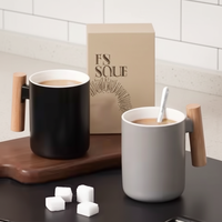 Mug à café finition mate avec poignée en bois 350 ml, tasse en céramique personnalisable avec logo, intérieur noir, gris, blanc, pour la rentrée scolaire et la maison