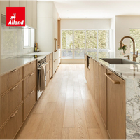 Armoires de cuisine fines et élégantes de style américain Alland, en chêne massif blanc et gris, avec îlot en cascade
