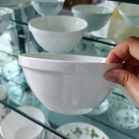 Assiettes de présentation plates en porcelaine fine blanche de style minimaliste pour steaks et pizzas, idéales pour mariages, restaurants et hôtels