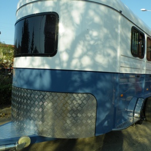 Semirremolque HERUI de Carga Inclinada para 3 Caballos, Construcción de Acero Aleado, Alojamiento para RV, Carga Útil de 4T, Eje Doble, Frenos Eléctricos - Product Image 3