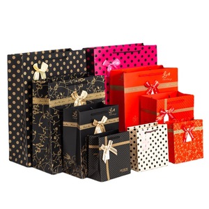 Bolsas de regalo de Navidad Logotipo personalizado <span class=keywords><strong>Pint</strong></span> Eco Paper Cloth Prenda Perfume Embalaje Bolsa de compras Caja de cartón con asa - Product Image 1