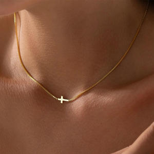 Collana con Ciondolo a Croce in Acciaio Inox e Perle, Catena a Maglia Bamboo con Pietra Naturale, Regalo Elegante per Donne - Product Image 1