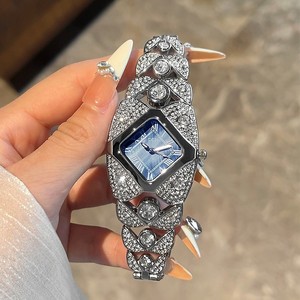 Goldie Montre rétro à quartz pour femme Bracelet léger de luxe en diamant avec bracelet en acier inoxydable Boîtier en alliage Cadran en verre Fenêtre - Product Image 1