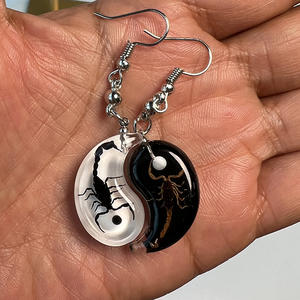 Pendientes de Resina Epoxi Acrílica para Regalo de San Valentín, un Par de Colgantes de Yin Yang Chinos Multicolores, Pendientes de Escorpión al por Mayor - Product Image 5