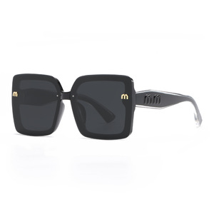 Gafas de Sol para Mujer Marca M, Montura Cuadrada Negra, Lentes Polarizadas de PC con Protección UV400, Estilo Urbano, Protección Solar para Conducir - Product Image 2