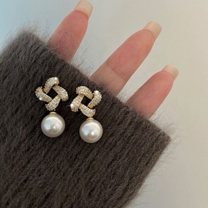 2025 Elegant Niche Square Pearl <b>Drop</b> <b>Earrings</b> for Women High-End Silver Studs Popular <b>Fashion</b> Jewelry - Product Image 2