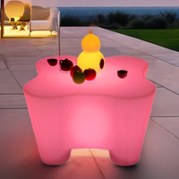 Table basse moderne lumineuse en forme de trèfle à quatre feuilles, en plastique PE, table d'appoint LED colorée pour la décoration intérieure et extérieure