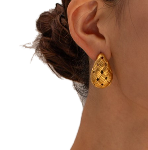 Boucles d'oreilles clous QX plaquées or 18 carats, tendance, texturées et entrelacées, en acier inoxydable, bijoux de fête pour femmes - Product Image 1