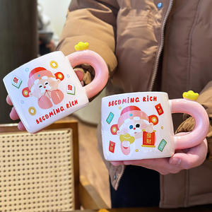 Tasse en céramique Zuo Mu rose avec anse, motif peint à la main du Dieu de la Richesse, cadeau idéal pour les filles, hiver 2025 - Product Image 3