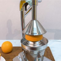 OEM gietijzeren aluminiumlegering roestvrijstalen handmatige citruspers zilver makkelijk te hanteren draagbare app-gestuurde commerciële citruspers