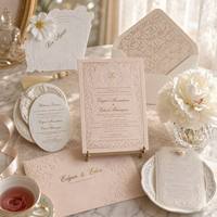 Juego de Tarjetas de Invitación de Boda Personalizadas con Sobre, Monograma en Relieve Color Durazno, Escritura Dorada, Carpeta de Menú en Papel Vellum