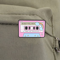 Épinglette en émail personnalisée 'Cassette Mixte d'Émotions' rose, badge métallique rétro musical, épinglette de revers arc-en-ciel, cadeau créatif