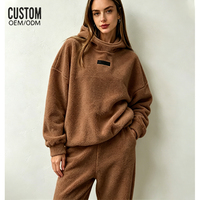 Ensemble brodé personnalisé pour femme en polaire Teddy avec étiquette tissée, comprenant un sweat à capuche et un pantalon de survêtement chaud d'hiver, deux pièces, par le fabricant