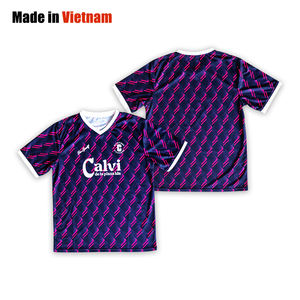 เสื้อฟุตบอลคอวี โพลีเอสเตอร์ 100% แบบเรียบ สำหรับสกรีนลาย ขายส่ง รับสั่งทำ คลาสสิก ป้องกันแบคทีเรีย แห้งเร็ว ใส่ได้ทั้งชายและหญิง - Product Image 2