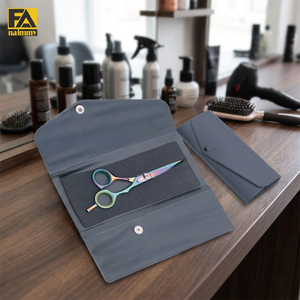 Kit de Tijeras para Cortar el Cabello Hechas de Cuero Sintético Disponibles en Cuero Vacuno Auténtico con Impresión de Logotipos Personalizados - Product Image 2