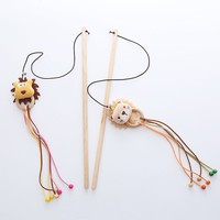 Bâton d'exercice interactif pour chat en peluche, en forme d'animal, design moderne avec poignée en bois et motif de dessin animé, pour stimuler les chats