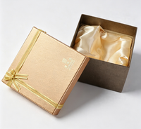 Boîte cadeau rigide carrée de luxe avec doublure en satin, logo personnalisé en feuille d'or, ruban et nœud, emballage cadeau
