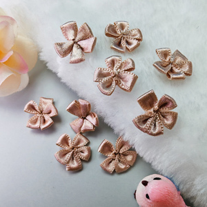 ริบบิ้นผ้าซาตินโพลีเอสเตอร์แบบ100% กล่องช็อคโกแลตสีแดงสีเขียวทองดีไซน์ลายดอกไม้ระยิบระยับ - Product Image 3