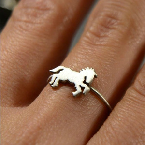 Anello con Motivo Cavallo per Uomo, Colore Argento, Accessorio Minimalista alla Moda, Regalo - Product Image 3