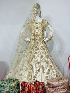 Robe de bal de mariée glamour pour adultes, Salwar entièrement cousu, en tulle évasé, orné de pierres Jarkan, avec dupatta et riches accents indiens - Product Image 2