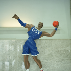 Personnalisée de haute qualité <span class=keywords><strong>NBA</strong></span> USA OEM ODM moderne intérieur artisanat dessin animé Sport athlète basketteur en fibre de verre statue sculpture - Product Image 2