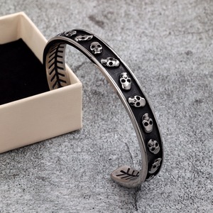 Yunnique Pulsera de acero inoxidable con calavera estilo punk retro, unisex, regalo de Halloween, joyería - Product Image 1