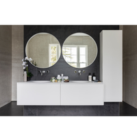 Meuble-lavabo de salle de bain blanc moderne avec portes miroir, construction en MDF et panneaux mélaminés pour appartement
