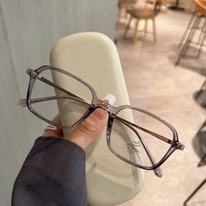 Gafas Qianai Ke Square M3-30335 con Filtro de Luz Azul, Montura Completa Unisex, Lentes de Acetato Marrón Té con Remaches de Puntos - Product Image 1