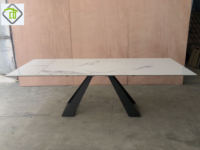 Table à manger moderne pour restaurant d'usine, plateau en dalle de pierre, structure en métal noir, pour hôtel et famille