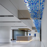 Lustre contemporain moderne en verre et pierre, coloré et sur mesure, pour escalier et hall d'hôtel