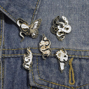 Spille all'ingrosso Metalicos Goth animale cartone animato serpenti spille nero bianco sole luna farfalla smalto spille risvolti souvenir - Product Image 2