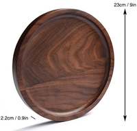 Walnoot houten dienblad met verhoogde rand en afgeronde hoeken voor het serveren van kaas, brood en fruit, voor gebruik in de keuken, thuis en tijdens het dineren.