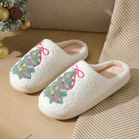 Pantoufles douillettes et moelleuses à motif sapin de Noël pour hommes et femmes