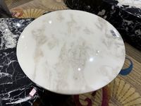 Nouvelle table basse ronde en marbre blanc pour un salon luxueux et sophistiqué de style italien, adaptée à un usage domestique.