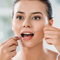 Enfile-fil dentaire pour le nettoyage des dents avec appareils orthodontiques, bridges, implants et dispositifs orthodontiques