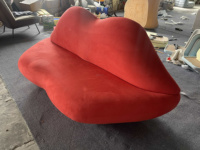 Sofá Icónico con Forma de Labios Rojos, Sofá de Terciopelo de Lujo, Estilo Pop Art Posmoderno, para Boutique de Moda o Estudio