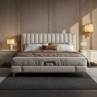 Cama de Cuero Acolchada con Canales Verticales de Lujo, Muebles Modernos para Recámara Principal, Cama King Size Doble con Detalles Metálicos Dorados