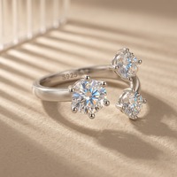 Bague ouverte en argent sterling 925 plaqué rhodium avec moissanite, sertie de 3 pierres à griffes, pour femme - Vente en gros, fabrication sur mesure