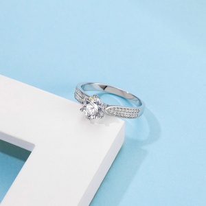 Anillo de Moissanita Brillante de 1.0 CT, Nuevo y Moderno, Plata de Ley 925 con Baño de Platino, Anillo de Bodas de Plata de Ley 925 - Product Image 4