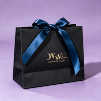 Sac en papier de luxe personnalisé avec logo pour bijoux, sac en papier blanc de luxe avec poignée en ruban pour emballage de pantalons, chapeaux et parfums