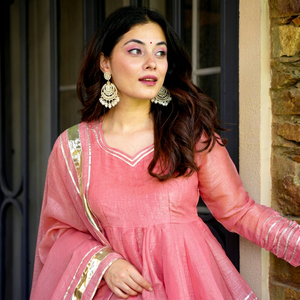 NOIIR PIGEON Ensemble de costume 3 pièces en soie lourde et texturée pour femme, avec dupatta en dentelle Gotta Patti, infroissable, séchage rapide, entièrement cousu - Product Image 1