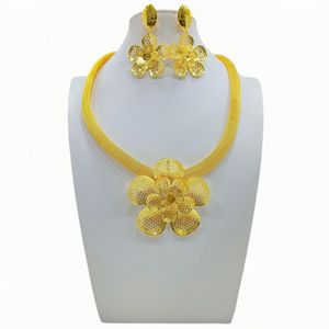 Juego de Collar y Aretes de Oro de Lujo, Diseño Floral Metálico Hecho a Mano, Exquisito Relieve, Regalo de Boda, Año Nuevo Chino - Product Image 3