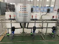 Präzise halbautomatische Chemikaliendosiermaschine mit PE-Fass und Dosierpumpe für die Wasseraufbereitung in Schwimmbädern und Spas.