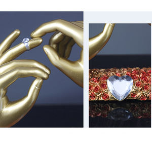 Anniversario di resina per interni figurina di san valentino moderna scultura di coppia in resina promessa a mano indossando un anello sposarsi statua - Product Image 2